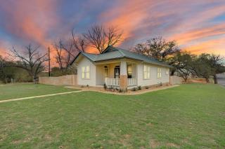 Bungalow W Hot Tub And Fp - Fredericksburg - 1