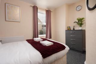 Entire 5 Bedroom home in Birkenhead-Free Parking, Group & Family-Friendly, Free Internet - 6