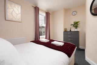 Entire 5 Bedroom home in Birkenhead-Free Parking, Group & Family-Friendly, Free Internet - 2