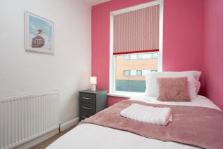 Entire 5 Bedroom home in Birkenhead-Free Parking, Group & Family-Friendly, Free Internet - 5