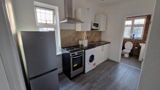 Captivating 2-Bed Apartment in Ilford - 3
