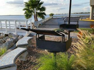 Sunset on the Bay Designer Condo with Private Balcony and Hotel Heated Pool - Tampa - 3