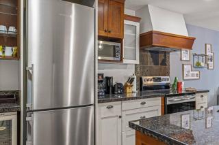 L109 Canmore World Class Solara Resort - Hot tub, Pool, Gym, AirCon, Free Parking & Netflix - 2