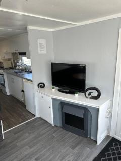 Colemans Caravans 3 Bedroom 6 Birth Caravan Golden Anchor Caravan Park - Chapel Saint Leonards - 6