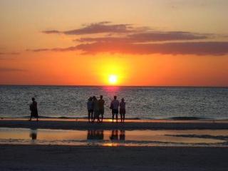 The Seashell Suite with Private Balcony and Walk to Beach - Clearwater Beach - 1