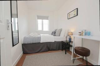 4ft Double bed with Parking, Kitchen, TV, Wi-Fi & Desk in Modern Townhouse, Long Eaton - Perfect for Contractors, Pilots, Business Travellers & more - 9