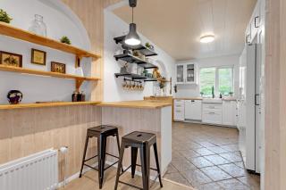 3BR Spacious Cottage with Geothermal HotTub & Stunning View - Laugaras - 1