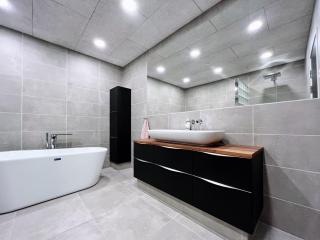 Stunning Ocean View Penthouse Apartment - Øravík - 6