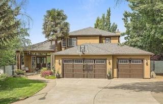 Fantastic Bright 4 Bedroom- Deck - Fireplaces - Medford - 0