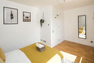 2bed apt Living room Balcony - Londra - 3