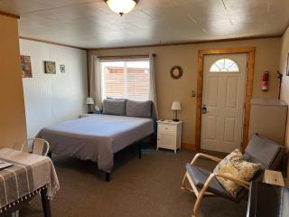 Cozy cabin #4 at Aspen Ridge Cabins - 8