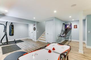 Game Room, Deck and Yard Chicago Home - Chicago - 9