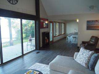 A Short's Walk - Lakefront W Spa & Kayaks! - 6