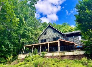 MOONLIGHT MOUNTAIN MANOR - Cedar Hot Tub, Views & Games - 0