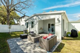 Chic Retreat-Stunning Design Cozy Fire Pit Escape! - Tampa - 3