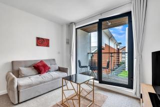 Ping Pong - City Centre Suite - Close to Mailbox Netflix, King size bed, Toiletries & WIFI - SLEEPS 4 - Birmingham - 4