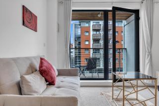 Ping Pong - City Centre Suite - Close to Mailbox Netflix, King size bed, Toiletries & WIFI - SLEEPS 4 - Birmingham - 1