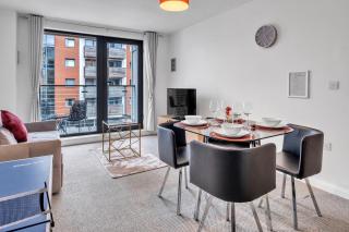 Ping Pong - City Centre Suite - Close to Mailbox Netflix, King size bed, Toiletries & WIFI - SLEEPS 4 - Birmingham - 8