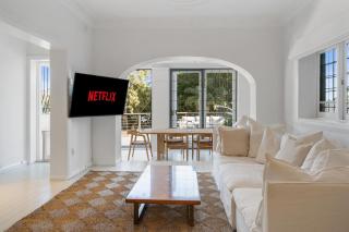 Executive 2BR Apt with Balcony near Yarranabbe Park - Sydney - 0