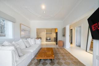 Executive 2BR Apt with Balcony near Yarranabbe Park - Sydney - 1