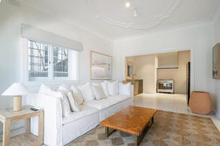 Executive 2BR Apt with Balcony near Yarranabbe Park - Sydney - 1