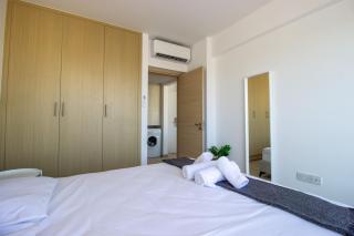 Beachside 1-bed with huge veranda - 4