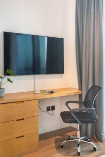 Modern 3BR in Marina Gate with Full Kitchen, Pool, and Great Views - Dubai - 4