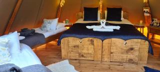 Scaldersitch Farm Boutique Glamping Tipi with private wood fired hot tub - 4
