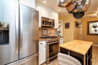 Antique Charm Meets Modern Comfort 3br - Kettering - 9