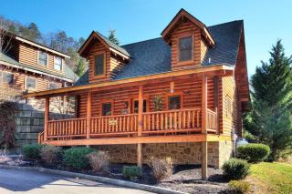 Gorgeous Cabin Hot Tub, Fireplace, Great Location - 0