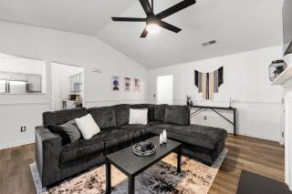 Charming 3BR 2BA Retreat, Cozy - 2