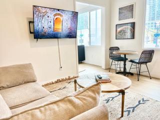 Grand Downtown San Diego Apartment - 5