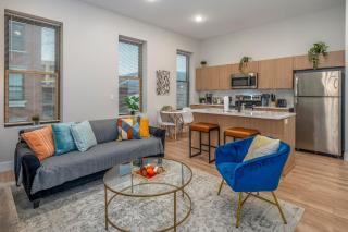 Central Over-the-Rhine, 3 Lux Queen Beds, Steps to TQL, Findlay Market & Light Rail, Fast Wifi, Sleeps 7ppl - 0