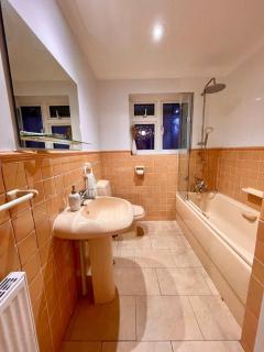 Charming Bournemouth house with beautiful spacious gardens, 5 min drive to beaches, free parking for 2-3 cars - 1