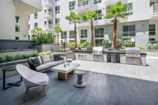 2 Bed 2 Bath Contemporary High Rise DTLA Living - 7