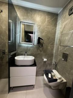 Family and Business apartment with free street parking - 5
