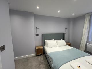 Queen Apartment - High Spec - En-Suites - 7 Guests - Abingdon - 1