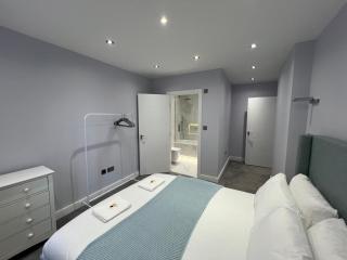 Queen Apartment - High Spec - En-Suites - 7 Guests - Abingdon - 1