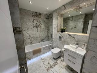 Queen Apartment - High Spec - En-Suites - 7 Guests - Abingdon - 4