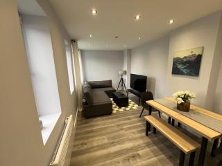 Queen Apartment - High Spec - En-Suites - 7 Guests - Abingdon - 0