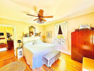 Circa 1900 - Historic - Romantic - Private - Pond - Fenced Yard - The Cottage at Chappell Hill - 4