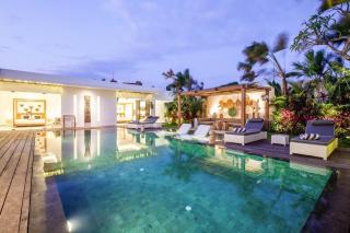 Chic 4BR Villa, 400m to Canggu Beachfront - Canggu - 8