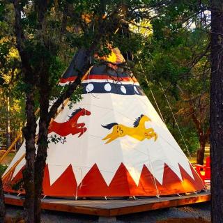 Wild Horses Luxury Tipi - Adjustable King Bed - 8