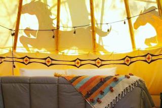 Wild Horses Luxury Tipi - Adjustable King Bed - - 7