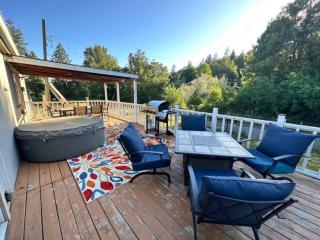 Enchanting Getaway Farmhouse And Tiny House Duo - Jacksonville - 0