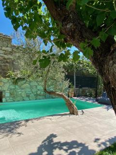 Svolis Townhouse - Urban Oasis with Pool & Garden - 0