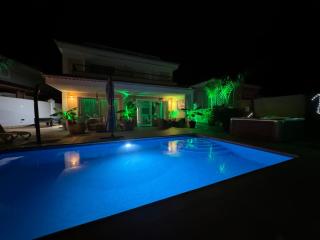 Self Catering Luxury Villa in the beautiful area of Puerto Santiago Tenerife with 5 bedrooms 2 Sofabeds for up to 10 guests private swimming pool and many other activities to entertain the family Secure parking for 2 cars and disabled access throughout - Puerto de Santiago - 0