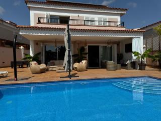 Self Catering Luxury Villa in the beautiful area of Puerto Santiago Tenerife with 5 bedrooms 2 Sofabeds for up to 10 guests private swimming pool and many other activities to entertain the family Secure parking for 2 cars and disabled access throughout - Puerto de Santiago - 8