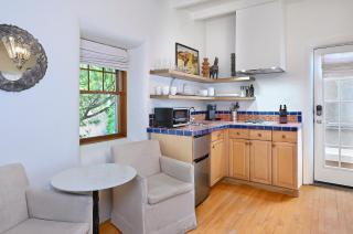 Dos Hermanas Casita 8 Downtown Courtyard Patio - 6