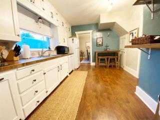 Dwntwn Custer Farmhouse On Main St With Hot Tub - Custer - 1